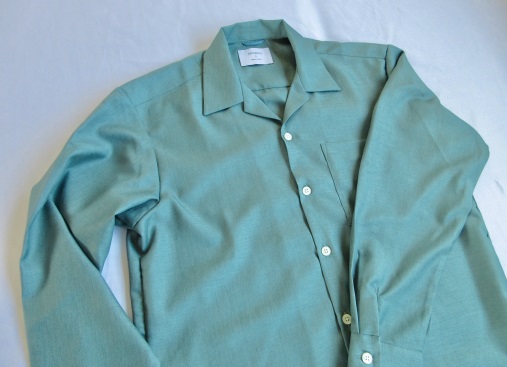 ステュディオスのオープンカラーシャツはツヤ感抜群で一枚でサマになる 