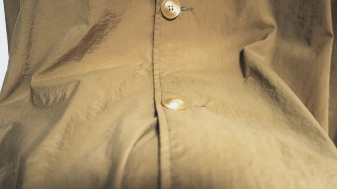 ダントンのステンカラーコートは機能的で夏手前まで着られる逸品 
